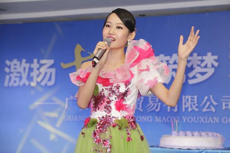 慶生儀式，女歌手領唱明天會更好